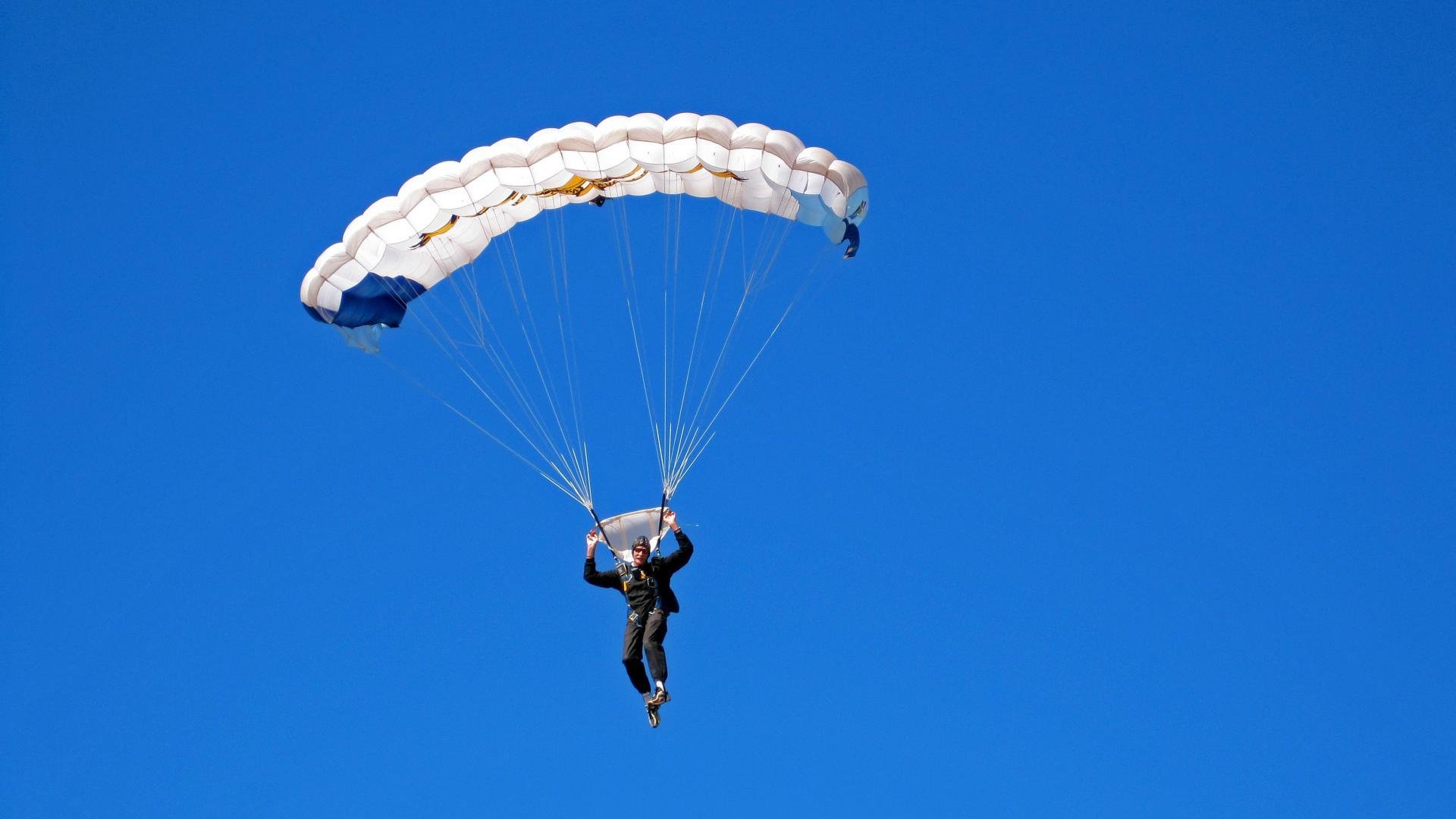 爱游戏在线娱乐官网-_新能源动力飞行器体验：飞跃天际的新尝试_，会飞的新能源汽车