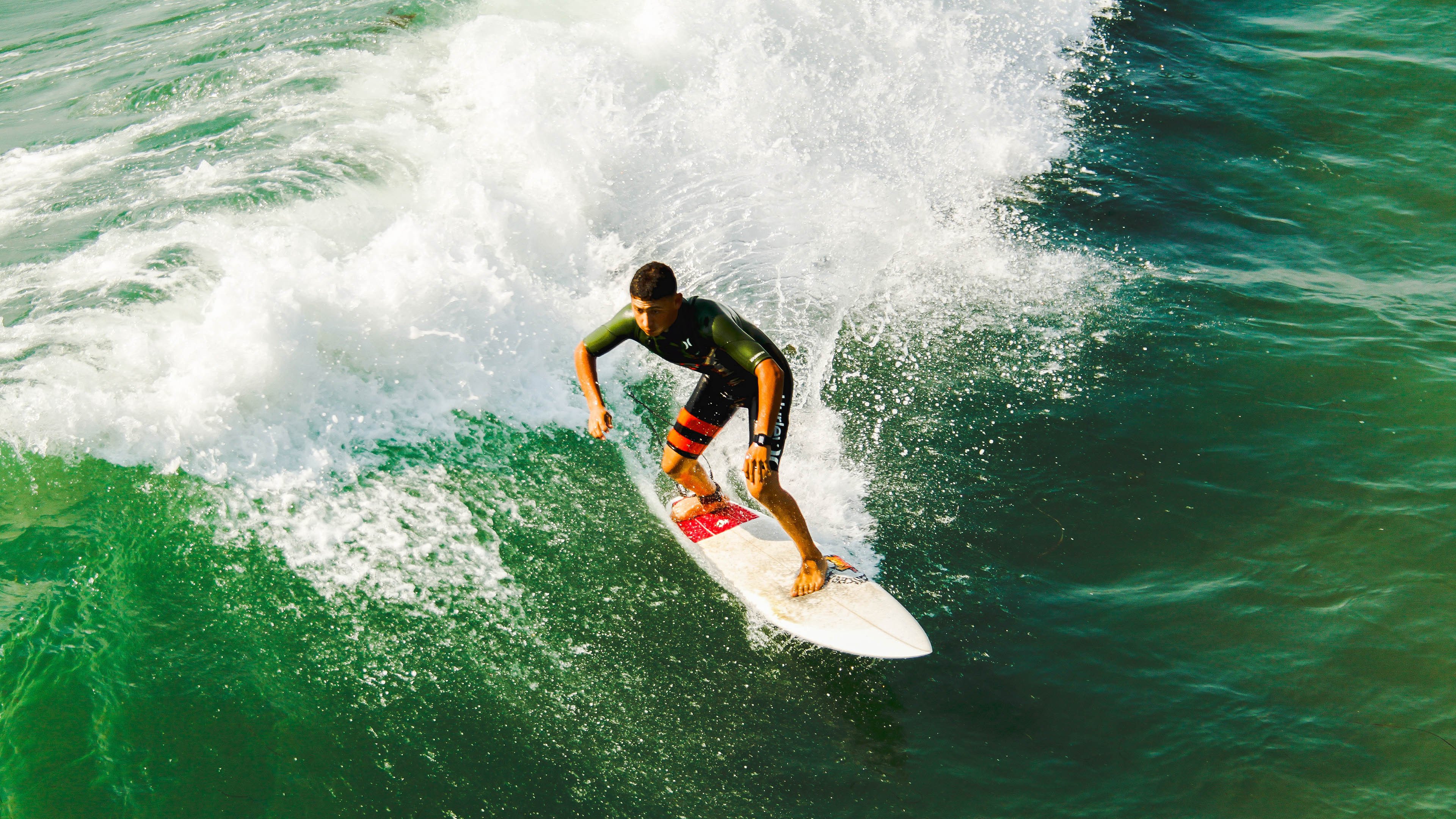 “峡谷穿梭：深山中的极速对抗”，峡谷穿越运动