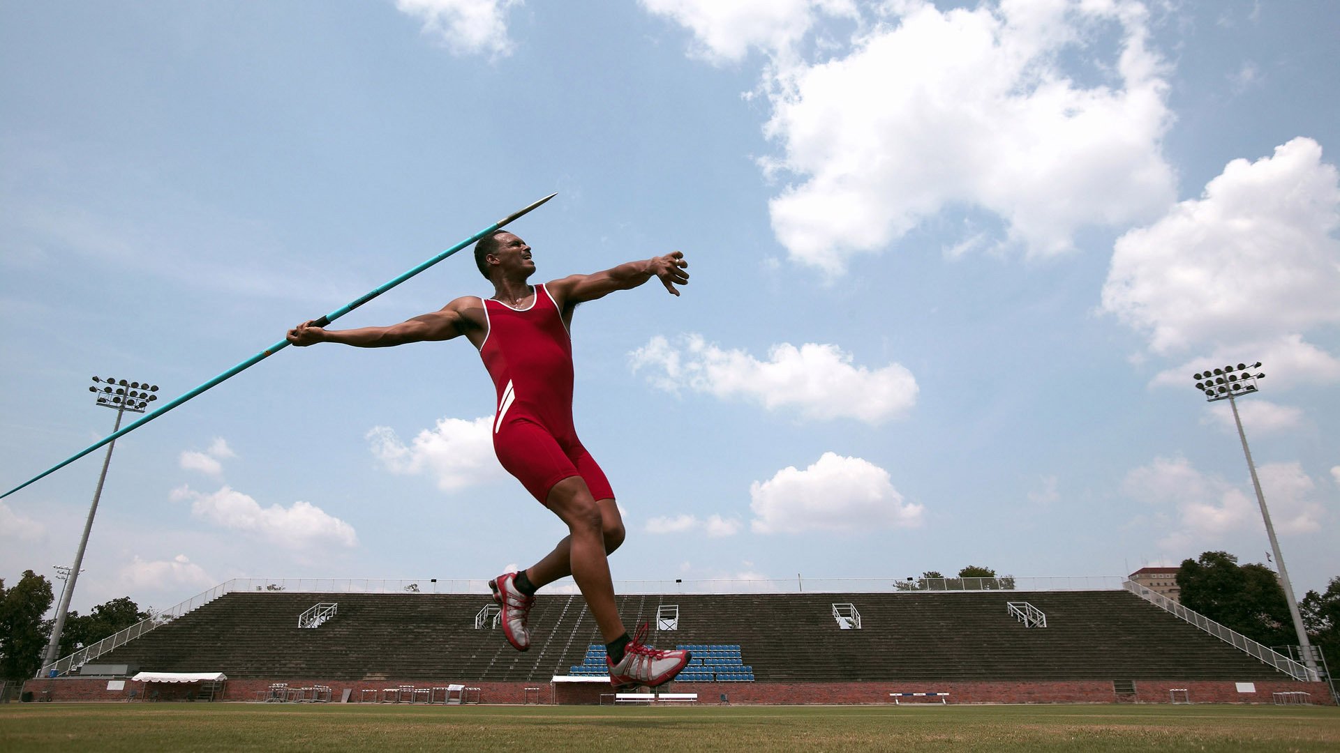 爱游戏体育-“逆境中的王者：车手在极端天气下的硬仗”
